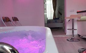 White House&Jacuzzi